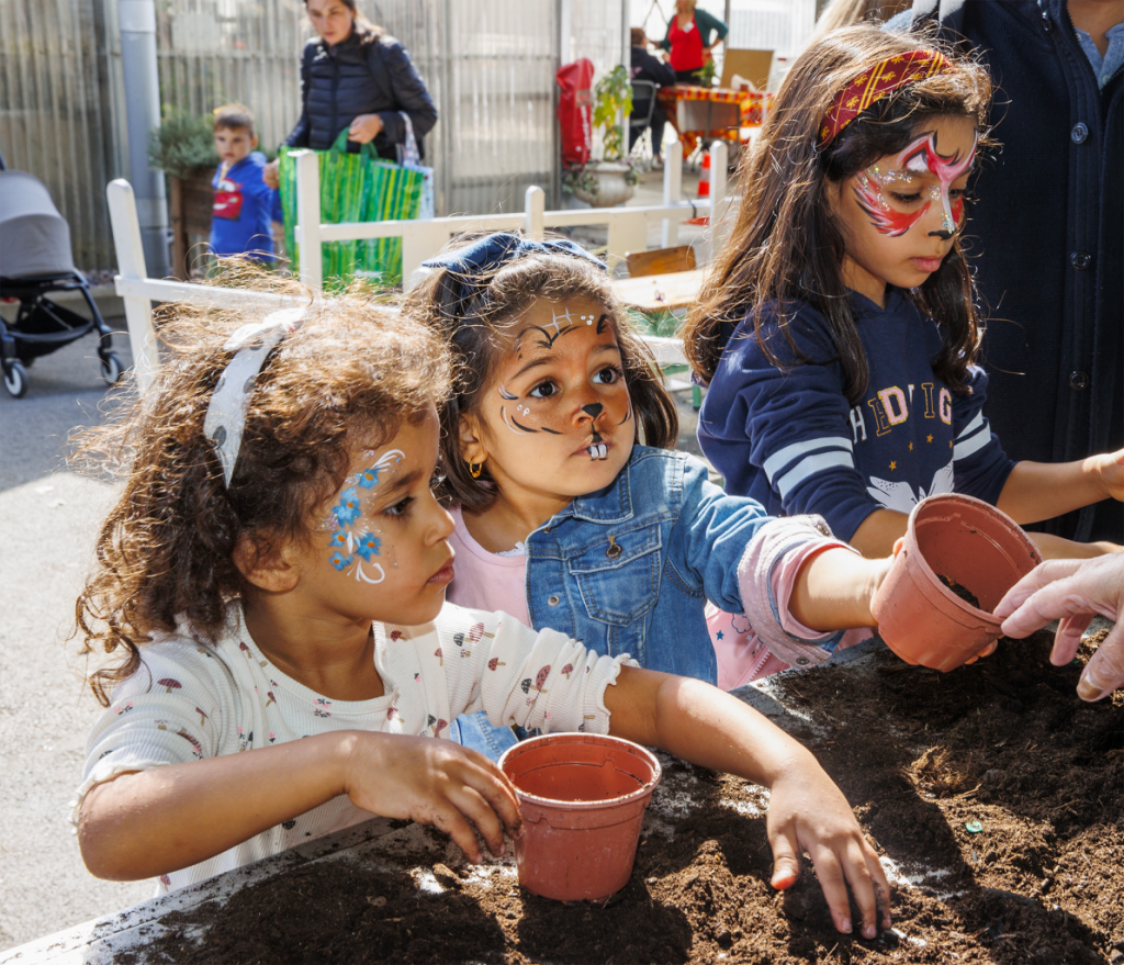 Un groupe d'enfants en train de planter un bulbe à la ferme