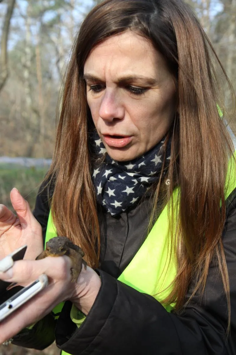 Marjorie Milles avec un crapaud 